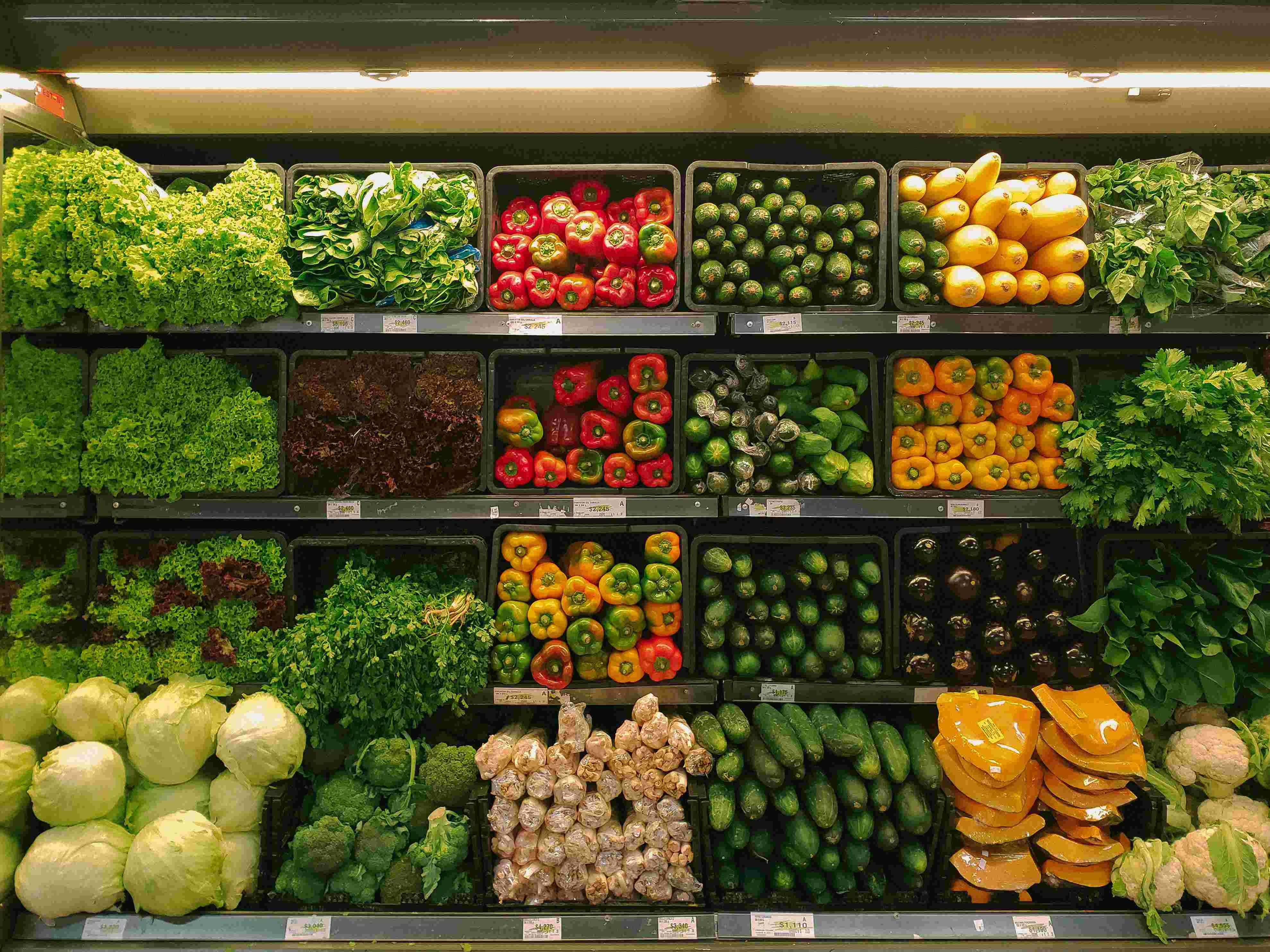 Hyller med grønnsaker i butikk